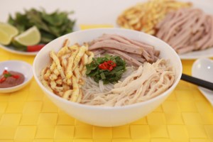 Vermicelli Soup with Chicken, Pork Roll and Egg (Bun Thang) | recipe from runawayrice.com