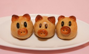 Piggy Moon Cakes (Banh Trung Thu / Banh Nuong) | recipe from runawayrice.com 
