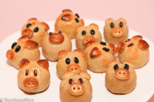Piggy Moon Cakes (Banh Trung Thu / Banh Nuong) | recipe from runawayrice.com