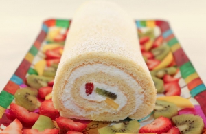 Roll Cake / Swiss Roll / Log Cake (Banh Bong Lan Cuon) - Vanilla Sponge Cake with Whipped Cream Frosting and Fresh Fruit | recipe from runawayrice.com