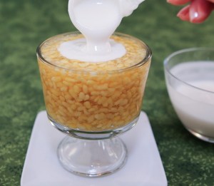 Sweet Mung Bean Pudding Topped with Creamy Coconut Sauce (Che Tao Soan/Che Dau Xanh) | recipe from runawayrice.com
