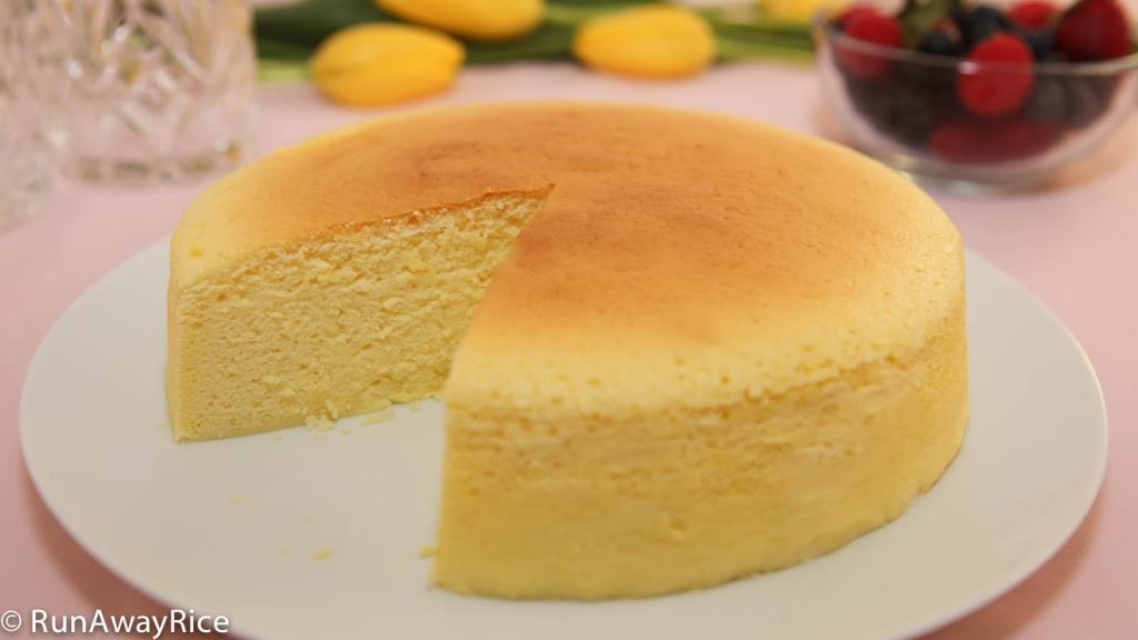Cotton Cheesecake / Japanese Cheesecake - Light and fluffy yet creamy and decadent. This is the perfect combination of sponge cake and cheesecake! | recipe from runawayric.ecom