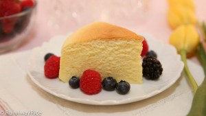 Cotton Cheesecake / Japanese Cheesecake - Unique cake is a cross between a sponge cake and cheesecake and absolutely heavenly! | recipe from runawayrice.com