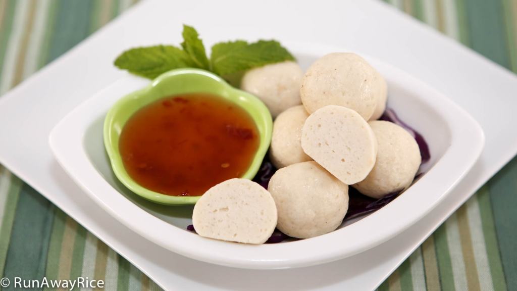 Healthy and light Steamed Fish Balls with Dipping Sauce | recipe from runawayrice.com