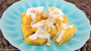 Steamed Banana Cake (Banh Chuoi Hap) topped with creamy coconut sauce | recipe from runawayrice.com