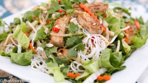 Refreshing vegetarian cold noodle salad...Dig in! | recipe from runawayrice.com 