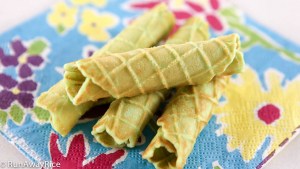Pandan Waffle Cookies - sweet rolled cookies with a lovely Pandan aroma | recipe from runawayrice.com