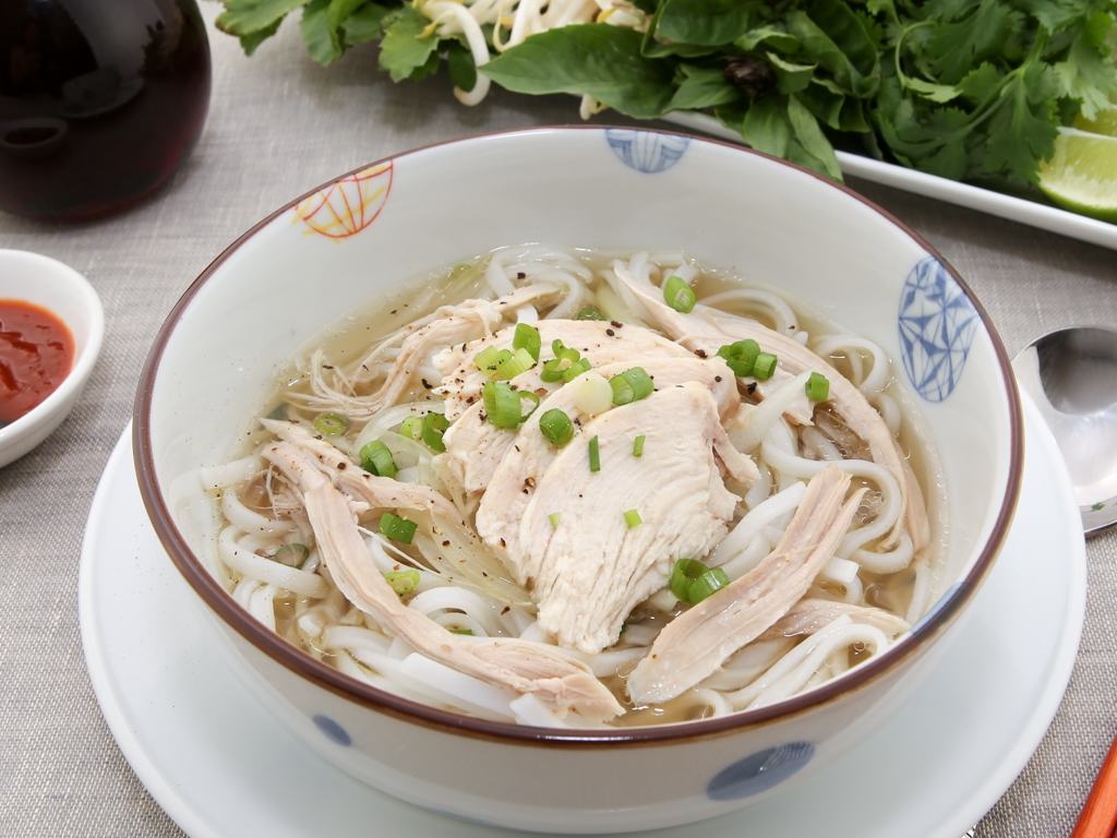 Instant Pot Pho Ga / Vietnamese Chicken Noodle Soup Pressure Cooker Recipe | recipe from runawayrice.com