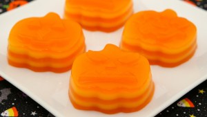 Pumpkin-shaped Steamed Layer Cake (Banh Da Lon) - A Halloween twist on a popular Viet snack cake | recipe from runawayrice.com