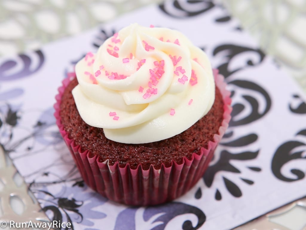 Learn the tricks for making super-moist and fluffy Red Velvet Cupcakes | recipe from runawayrice.com