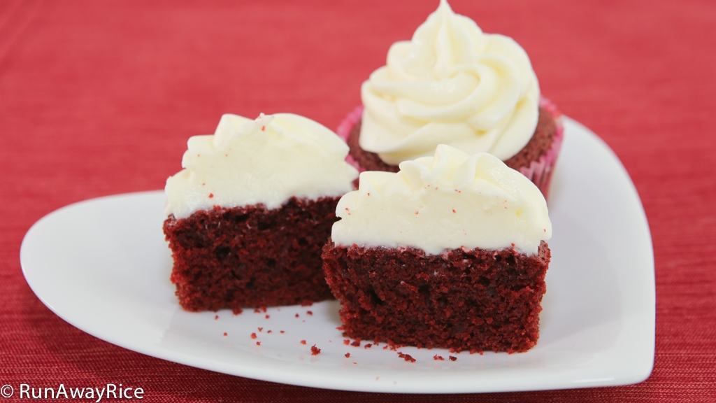 Valentien's Day Red Velvet Cupcakes with Cream Cheese Frosting | recipe from runawayrice.com
