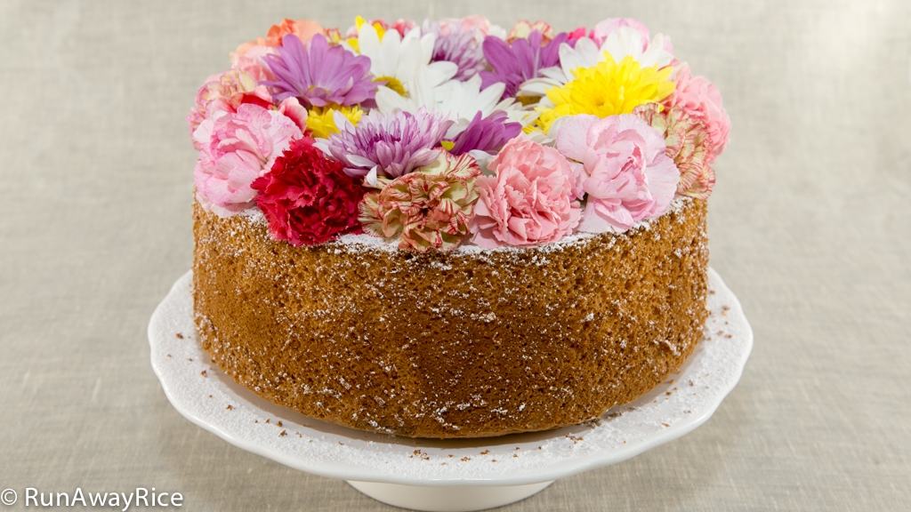 Celebrate Spring with this gorgeous Orange Chiffon Cake with Edible Flowers | recipe from runawayrice.com