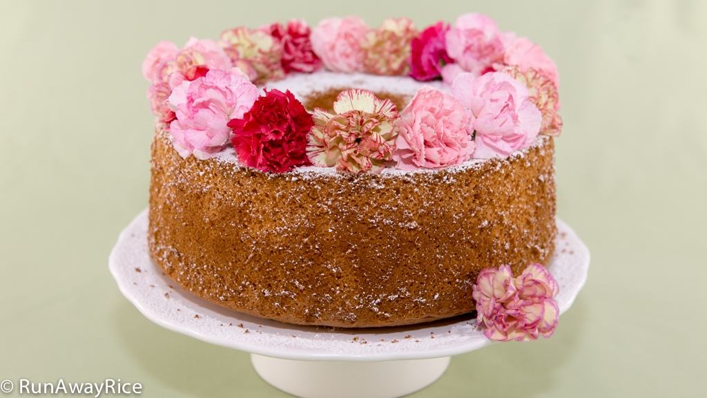 Delicious and Fluffy Orange Chiffon Cake with Beautiful Edible Flowers | recipe from runawayrice.com