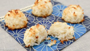 Coconut Macaroons-the easiest cookies to make! | recipe from runawayrice.com