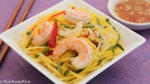 Refreshing mango and succulent shrimp served with a zest dressing | recipe from runawayrice.com