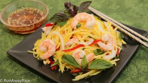 Mango Salad with Shrimp - refreshing flavorful salad, super easy to make | recipe from runawayrice.com