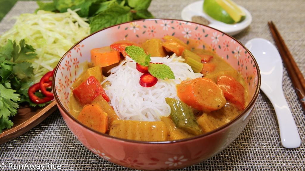 A must-try dish! Vietnamese-style Vegetable Curry served over rice noodle | recipe from runawayrice.com