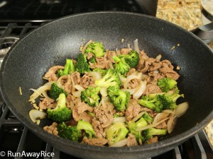 Delicious and easy stir-fried 5-Spice Beef and Broccoli | recipe from runawayrice.com
