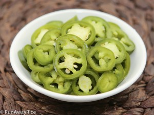 Delicious and Easy-to-Make Pickled Jalapenos | recipe from runawayrice.com