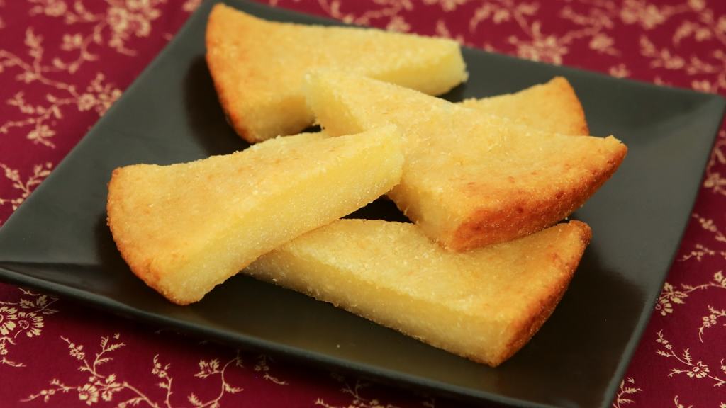 No-Fuss Recipe for a sweet and tasty Viet treat: Cassava Cake (Banh Khoai Mi Nuong) | recipe from runawayrice.com