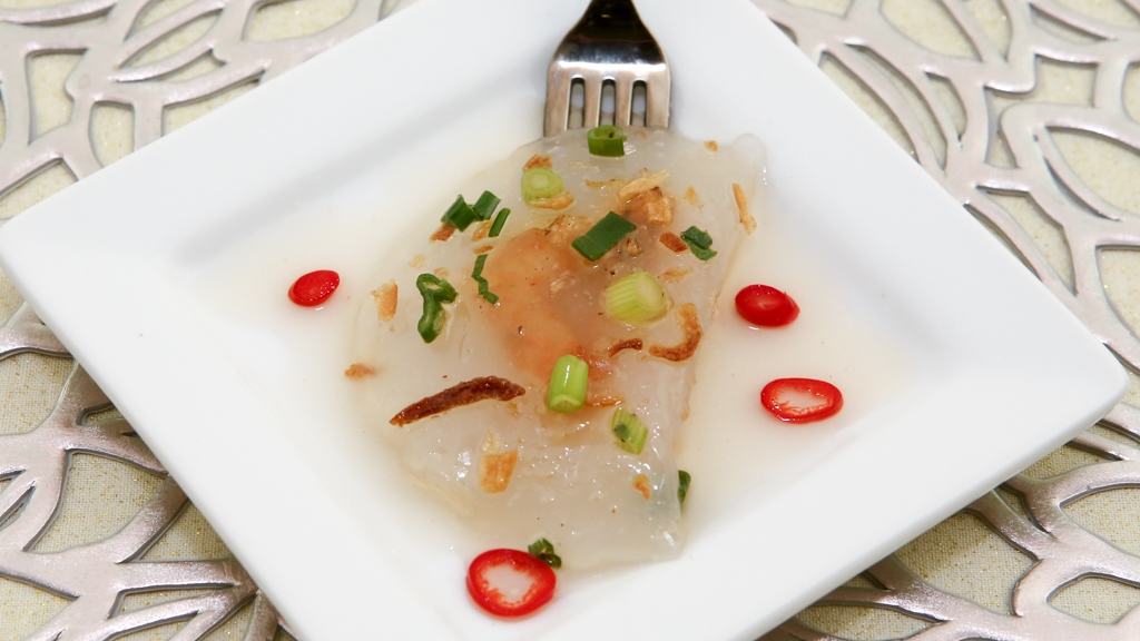 Translucent Shrimp and Pork Dumplings (Banh Bot Loc Tran) - So amazing! It's a must-try dish. | recipe from runawayrice.com