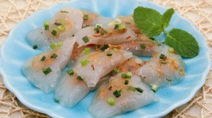 Clear Shrimp and Pork Dumplings (Banh Bot Loc Tran) - The chewy and silky texture of these scrumptious dumplings are absolutely addicting! | recipe from runawayrice.com