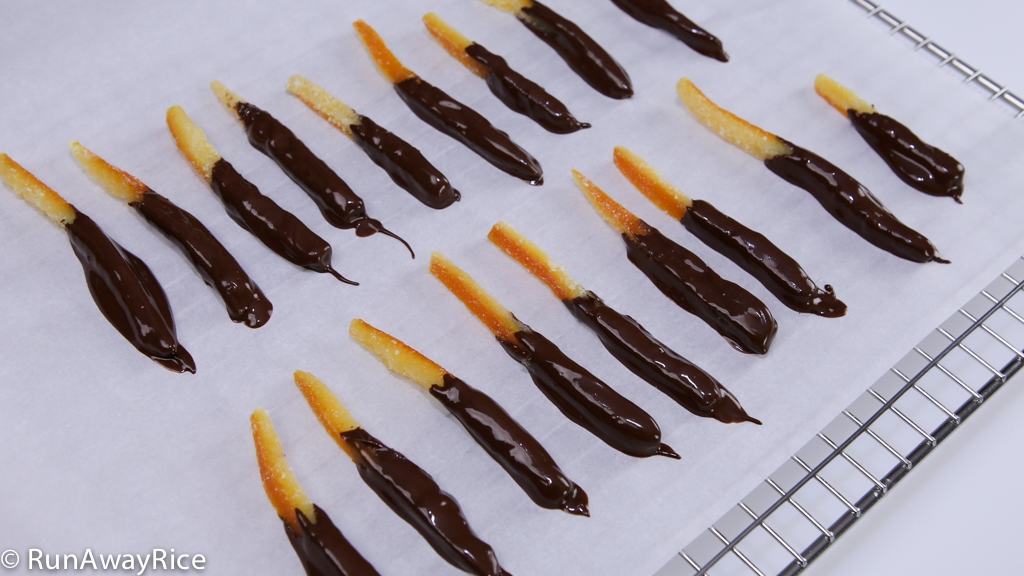 AMAZING Candied Orange Peels Dipped in Dark Chocolate | recipe from runawayrice.com