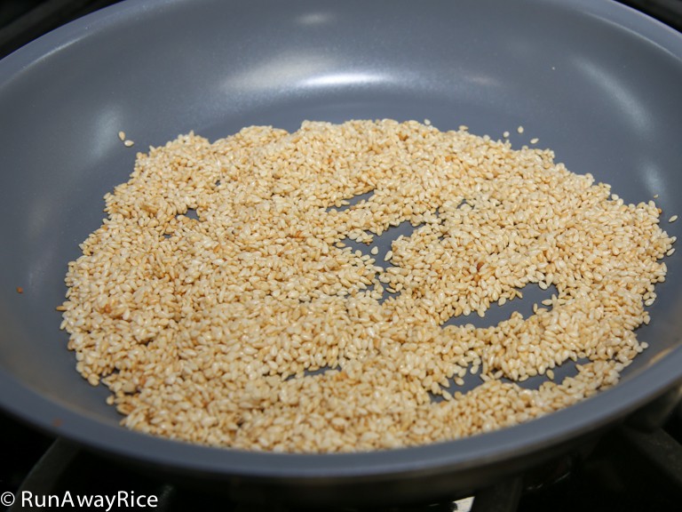 How to Roast Sesame Seeds | recipe from runawayrice.com