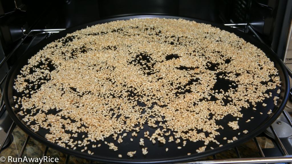Toasted Sesame Seeds | recipe from runawayrice.com