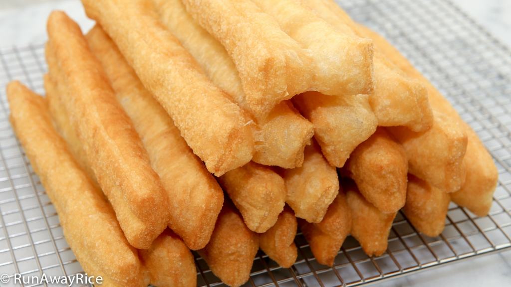 Fried Breadsticks / Dau Chao Quay / Youtiao / Patongko - So easy with this No-Fail Recipe! | recipe from runawayrice.com