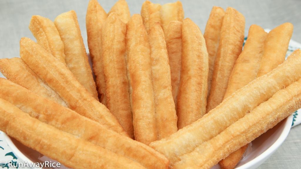 No-Fail Recipe for Fried Breadsticks (Dau Chao Quay / Youtiao / Patongka) | recipe from runawayrice.com