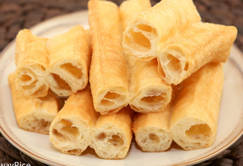 The MOST Amazing Fried Breadsticks (Dau Chao Quay / Youtiao / Patongka) | recipe from runawayrice.com