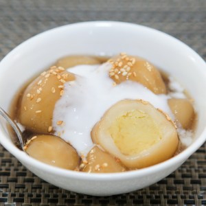 Sticky/Glutinous Rice Balls in Ginger Syrup - deliciously warm and gooey dessert! (Che Troi Nuoc) | recipe from runawayrice.com