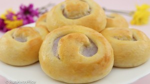 Taro Buns (Banh Mi Ngot Nhan Khoai Mon) - scrumptious sweet buns with taro root filling | recipe from runawayrice.com