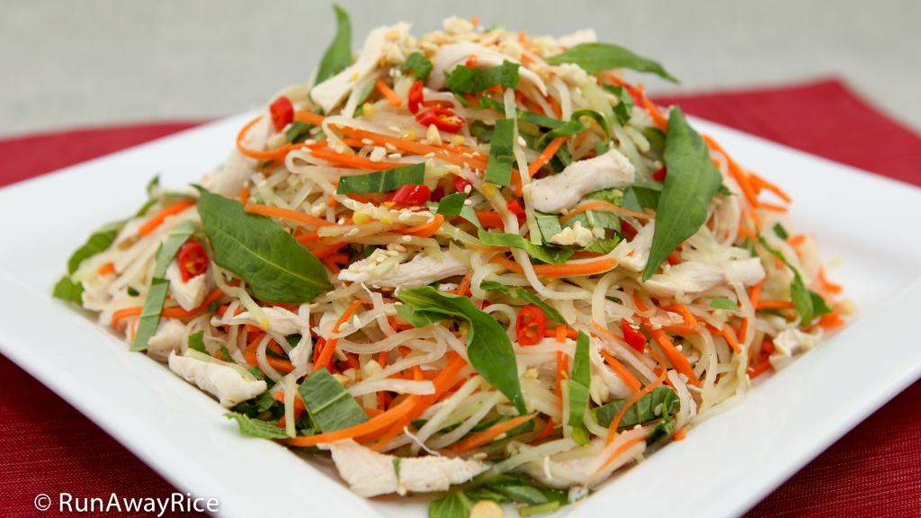 Kohlrabi Chicken Salad (Goi Su Hao Thit Ga) - refreshing and crispy salad with a flavorful dressing | recipe from runawayrice.com