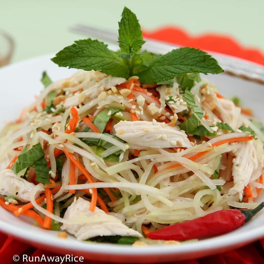 Kohlrabi Chicken Salad (Goi Su Hao Thit Ga) - deliciously crispy salad full of fresh flavors | recipe from runawayrice.com