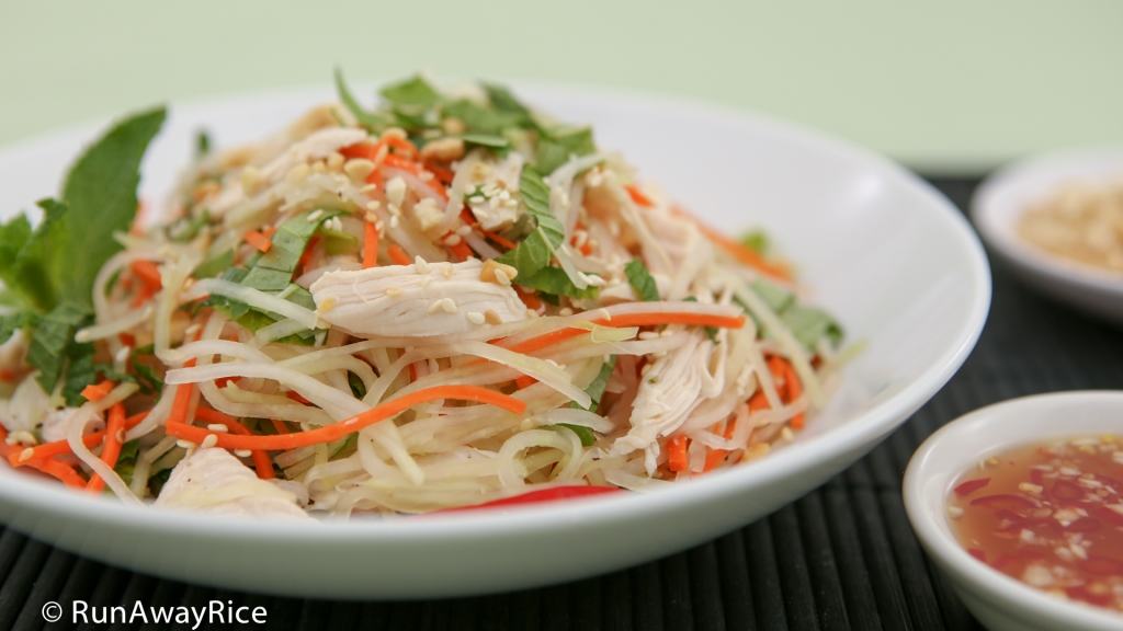 Kohlrabi Chicken Salad (Goi Su Hao Thit Ga) - scrumptious, refreshing salad with a zesty dressing | recipe from runawayrice.com