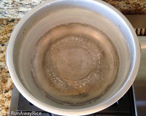 Stained and dirty-looking aluminum steamer? Learn the quick cleaning trick | runawayrice.com