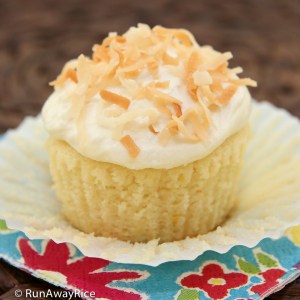 Lemon and Coconut Cupcakes with Cream Cheese Frosting - heavenly summer treat! | recipe from runawayrice.com