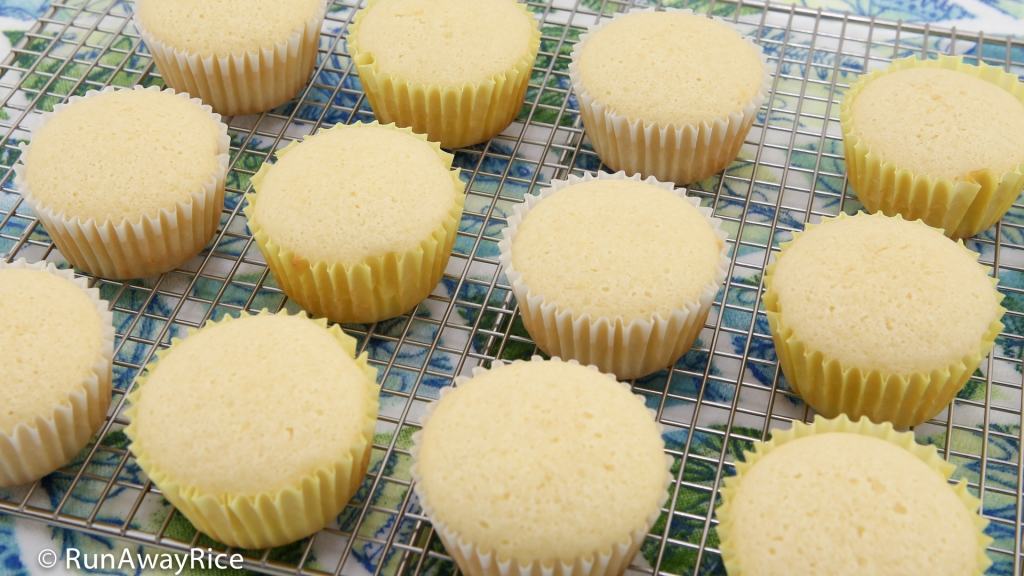 Lemon Cupcakes - fluffy, moist and super easy to make! | recipe from runawayrice.com