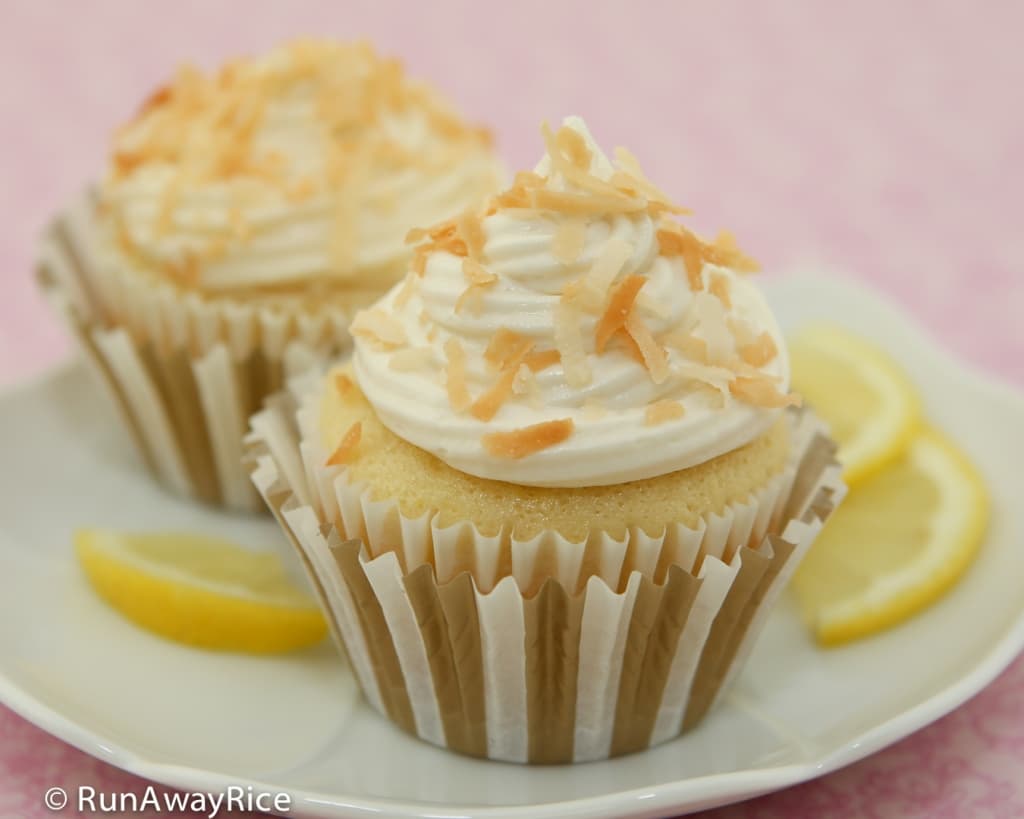 Lemon Cupcakes with Cream Cheese Frosting and Toasted Coconut Flakes | recipe from runawayrice.com