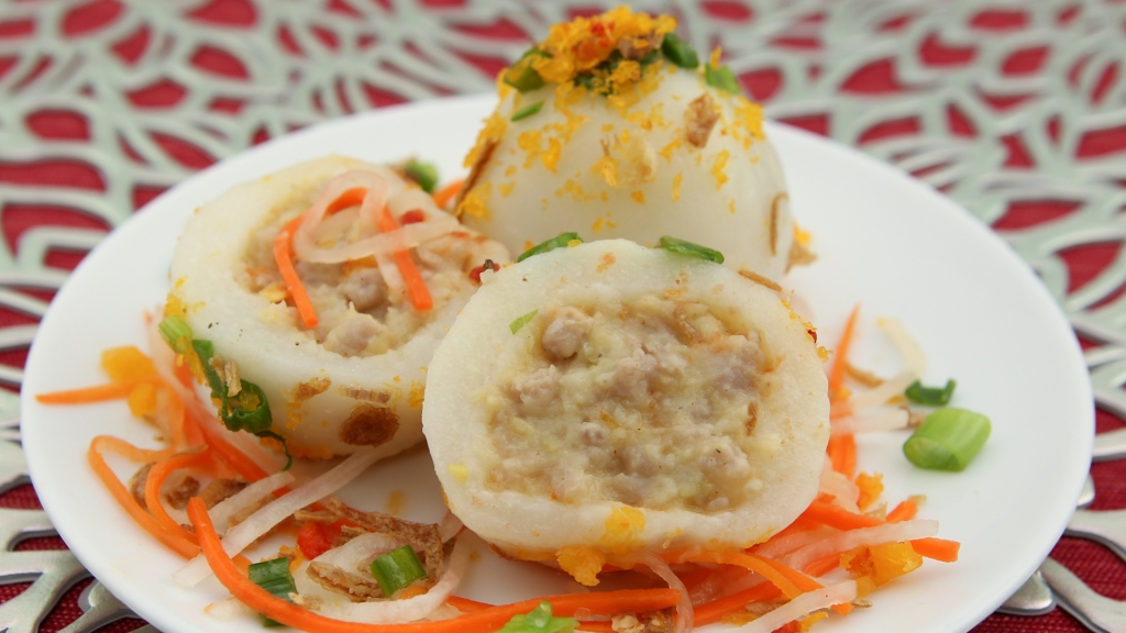 Sticky Rice Dumplings (Banh It Tran) - filled with seasoned pork and creamy mung bean | recipe from runawayrice.com