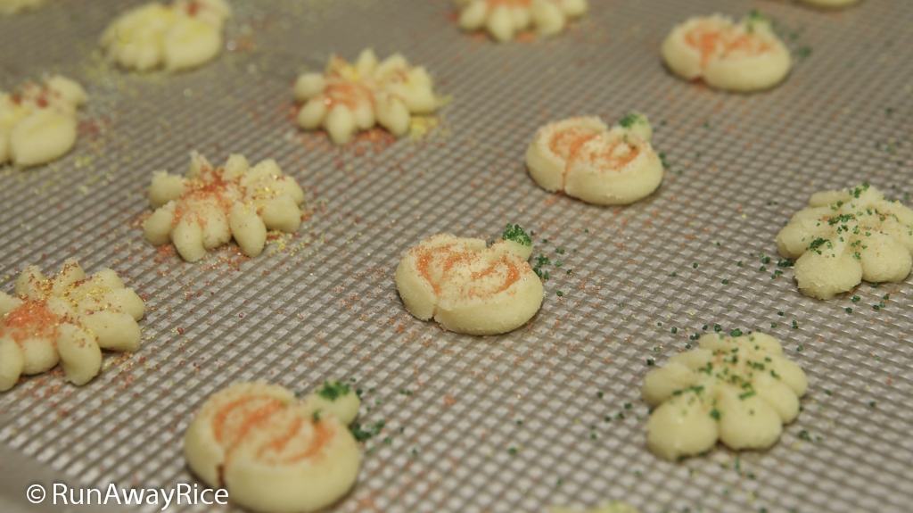 Autumn Cream Cheese Spritz Cookies - delicious and easy to make! | recipe from runawayrice.com