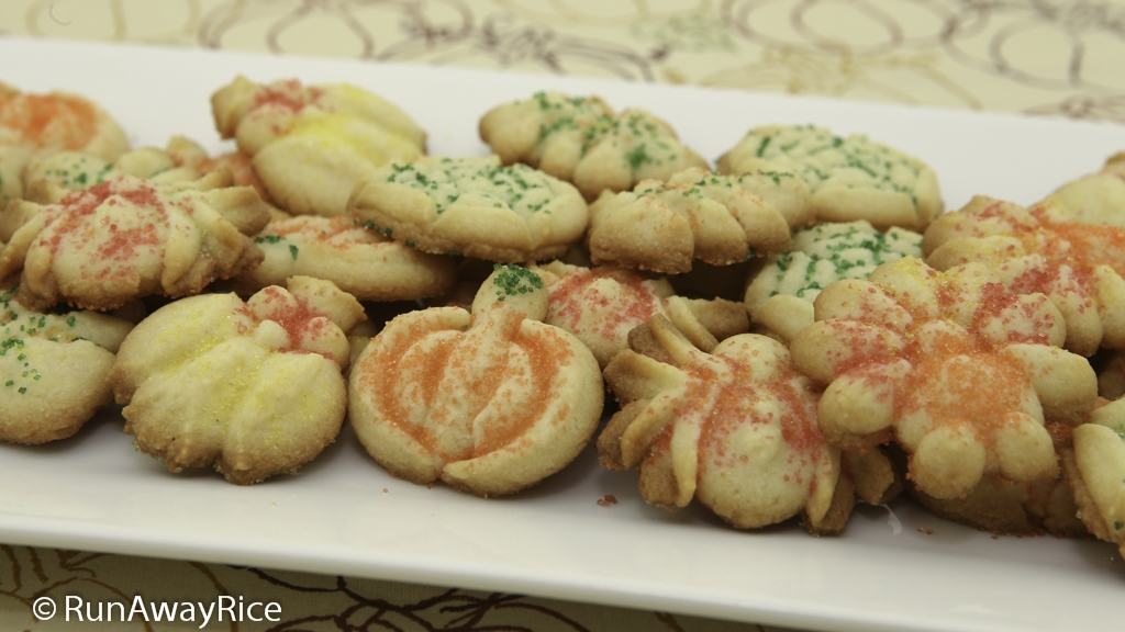 Festive Autumn Spritz Cookies | recipe from runawayrice.com