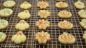 Scrumptious Autumn Spritz Cookies - super easy to make! | recipe from runawayrice.com