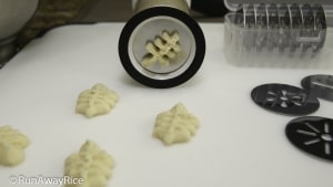 Oxo Cookie Press makes perfectly portioned cookies! | recipe from runawayrice.com