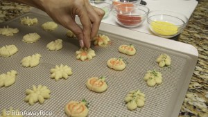 Sprinkling Spritz Cookies with Colored Sugar | recipe from runawayrice.com