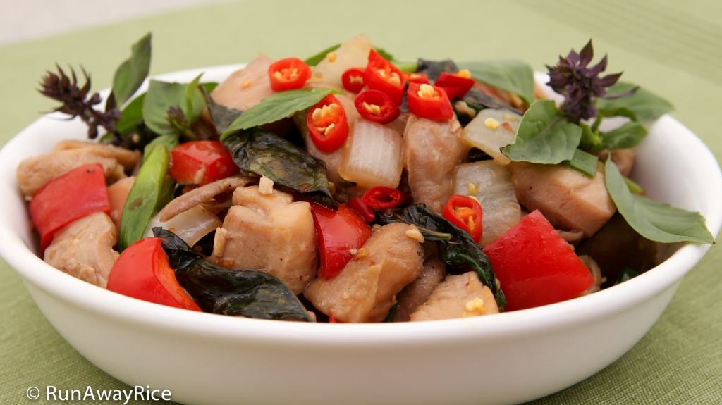 Thai Basil Chicken (Ga Xao La Que) - easy and flavorful stir-fry! | recipe from runawayrice.com
