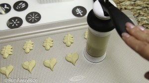 Using Oxo Cookie Press to Make Spritz Cookies | recipe from runawayrice.com
