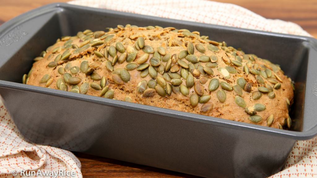 Pumpkin Spice Bread - enjoy autumn's best flavors with this delicious sweet bread | recipe from runawayrice.com